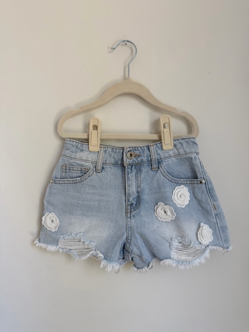 Guess Light Blue Denim Floral Appliqué Girls Shorts (Size 7)
